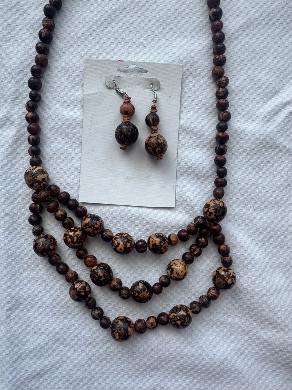 Handmade wood necklace w/matching earrings.